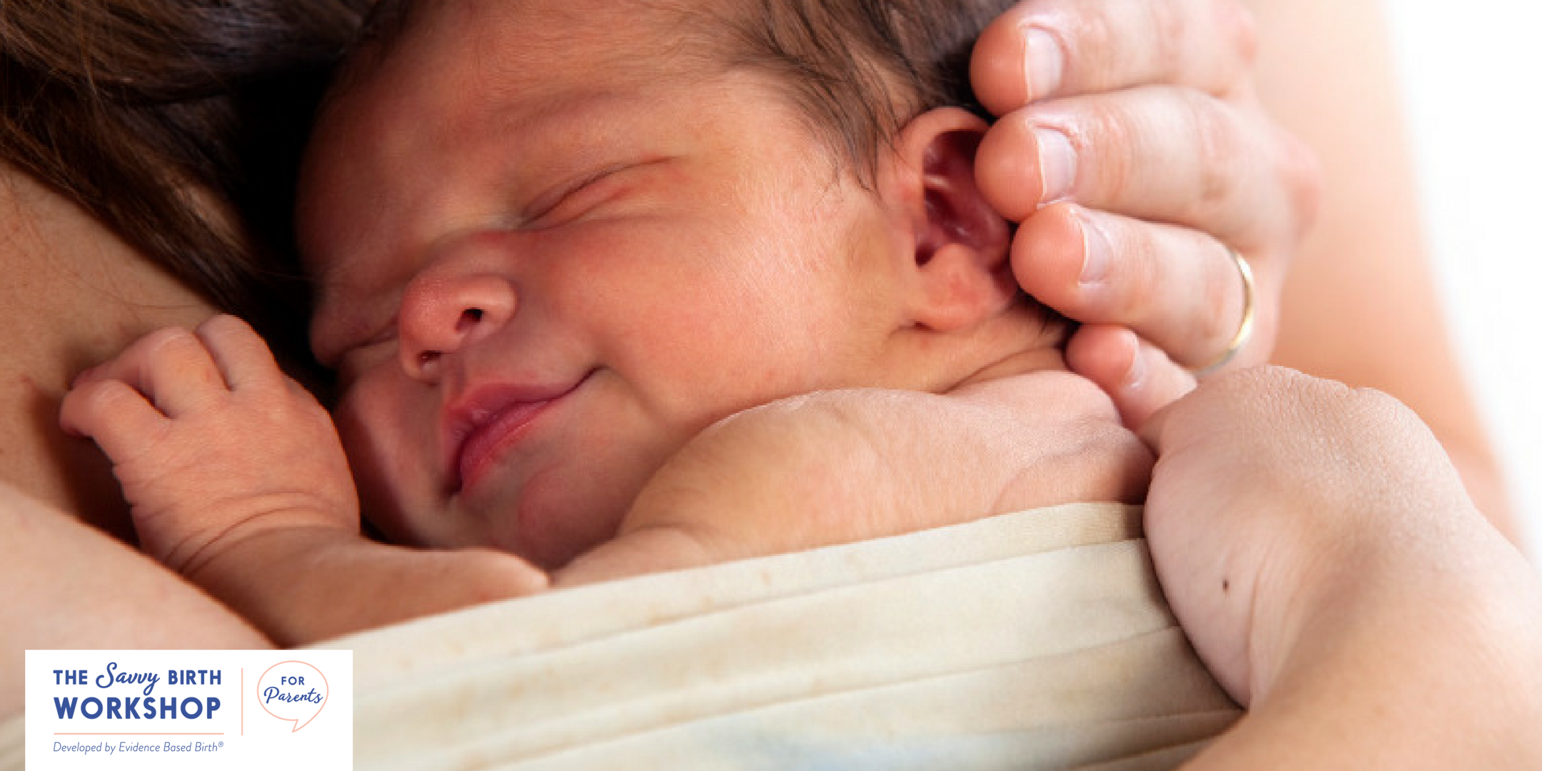 Neugeborenes im Arm seiner Mutter – Savvy Birth Workshop von Evidence Based Birth®, inklusive im Geburtsvorbereitungskurs in Warendorf